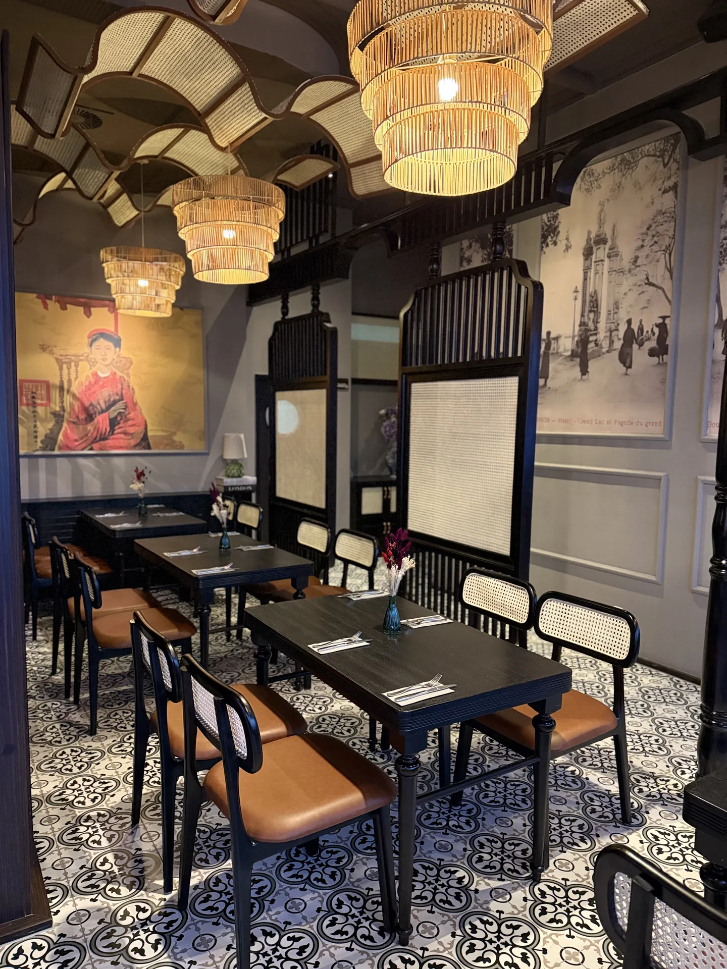 Tables with room dividers